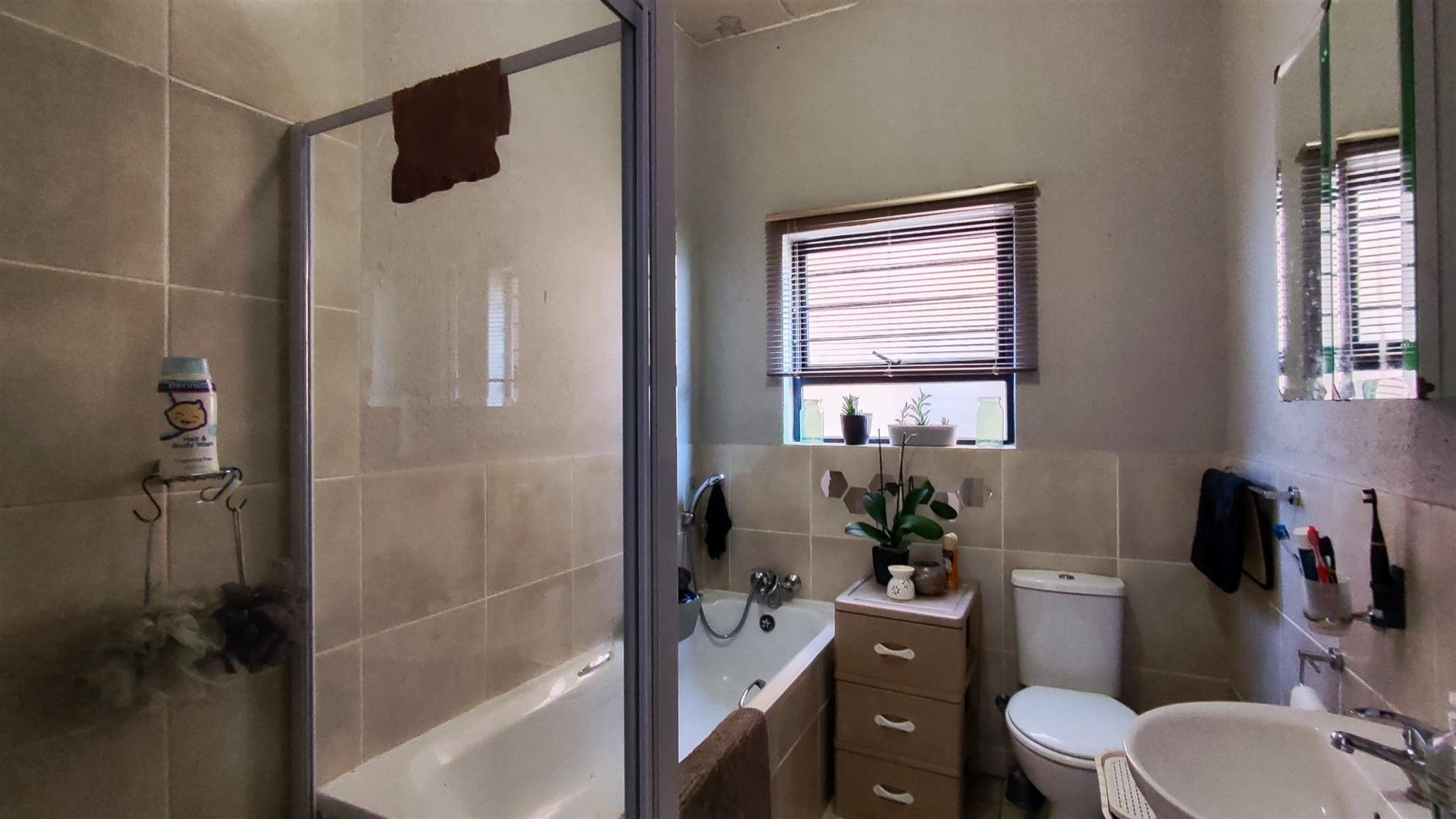 Bathroom 1 - 6 square meters of property in Norton Small Farms