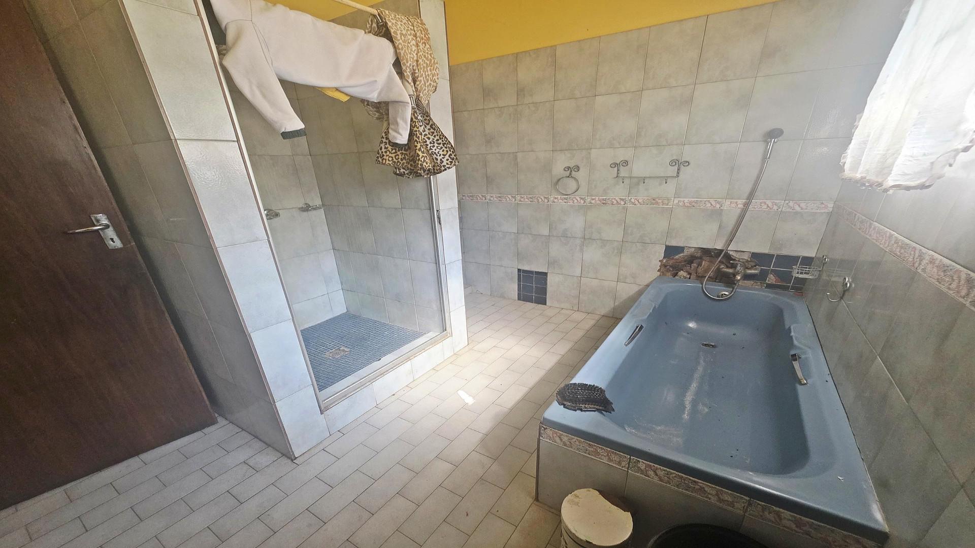 Main Bathroom - 9 square meters of property in Heidelberg - GP