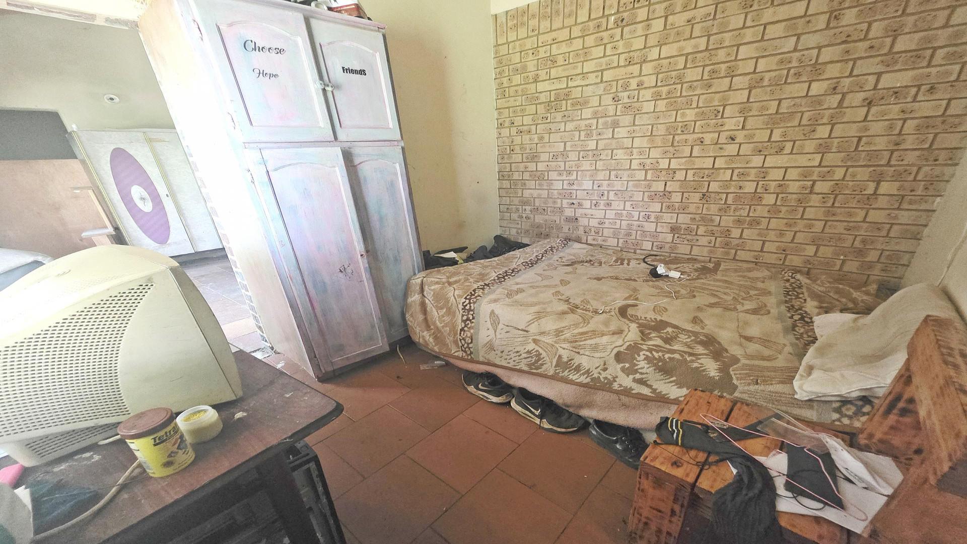 Bed Room 5+ of property in Heidelberg - GP