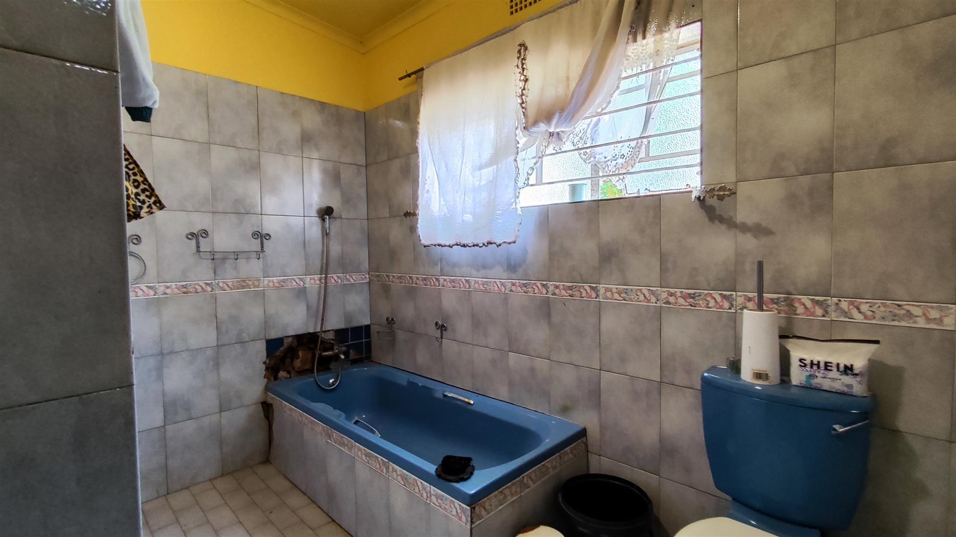 Main Bathroom - 9 square meters of property in Heidelberg - GP