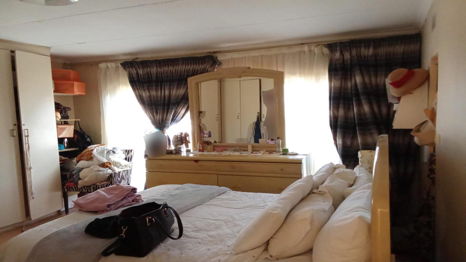 Main Bedroom of property in Diepkloof