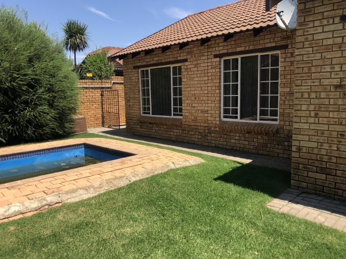 3 Bedroom Simplex for Sale For Sale in Wilgeheuwel  - MR619596