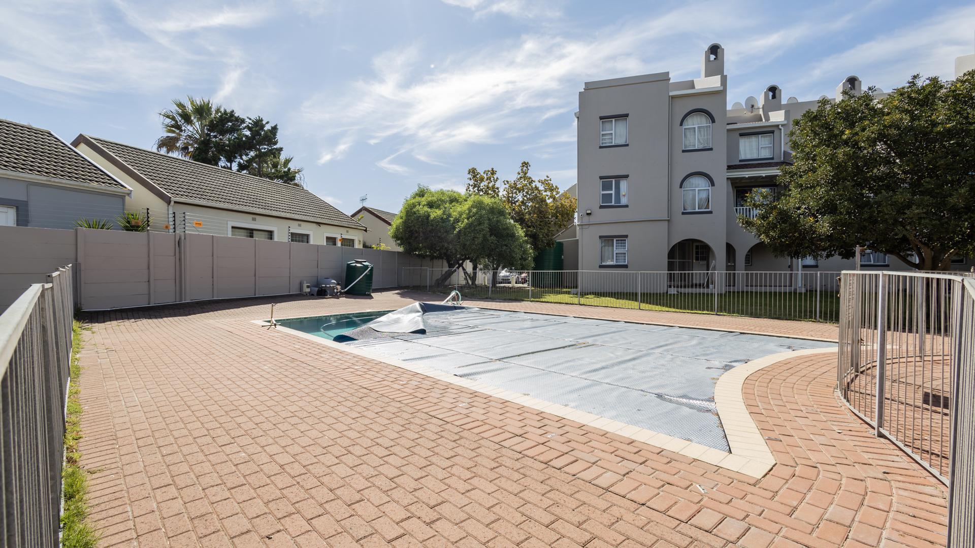 Swimming Pool of property in Blouberg Sands
