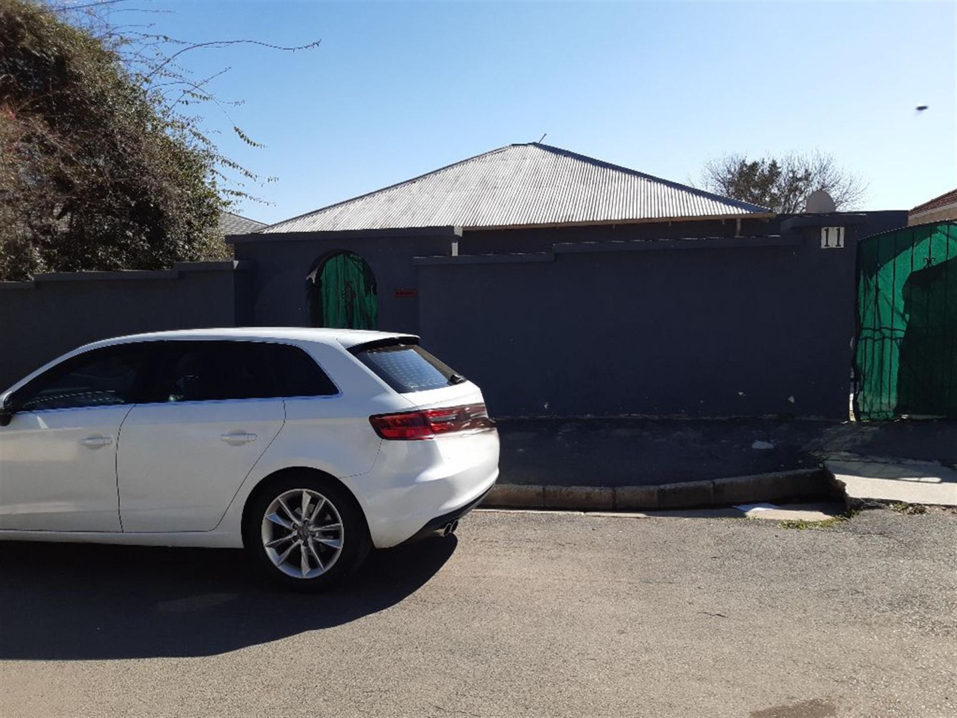 Front View of property in Orange Grove