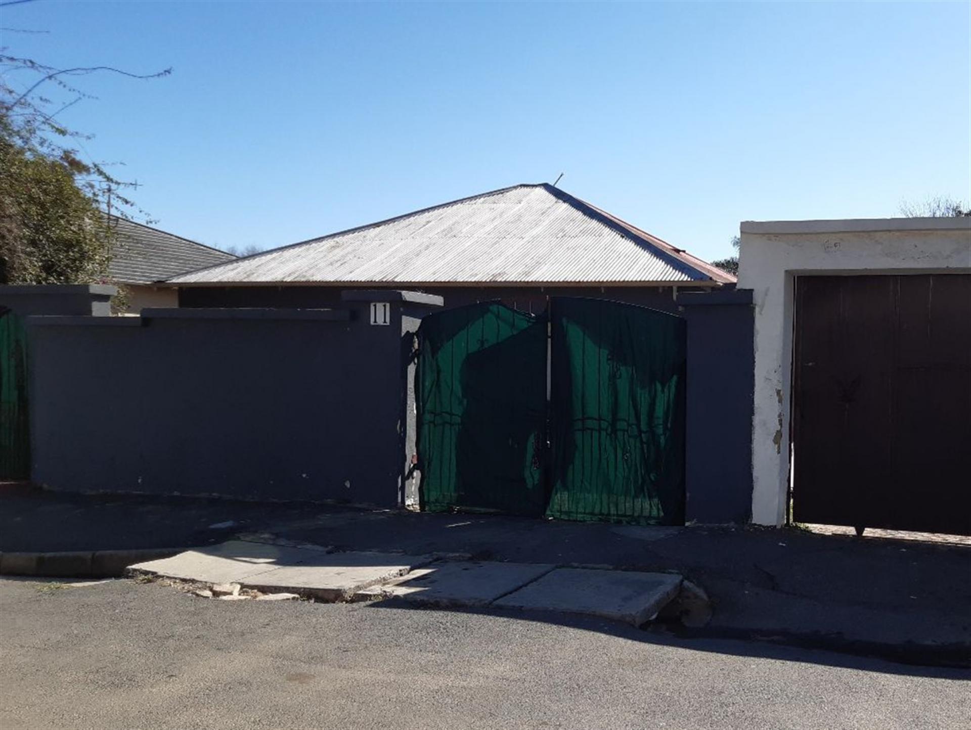 Front View of property in Orange Grove