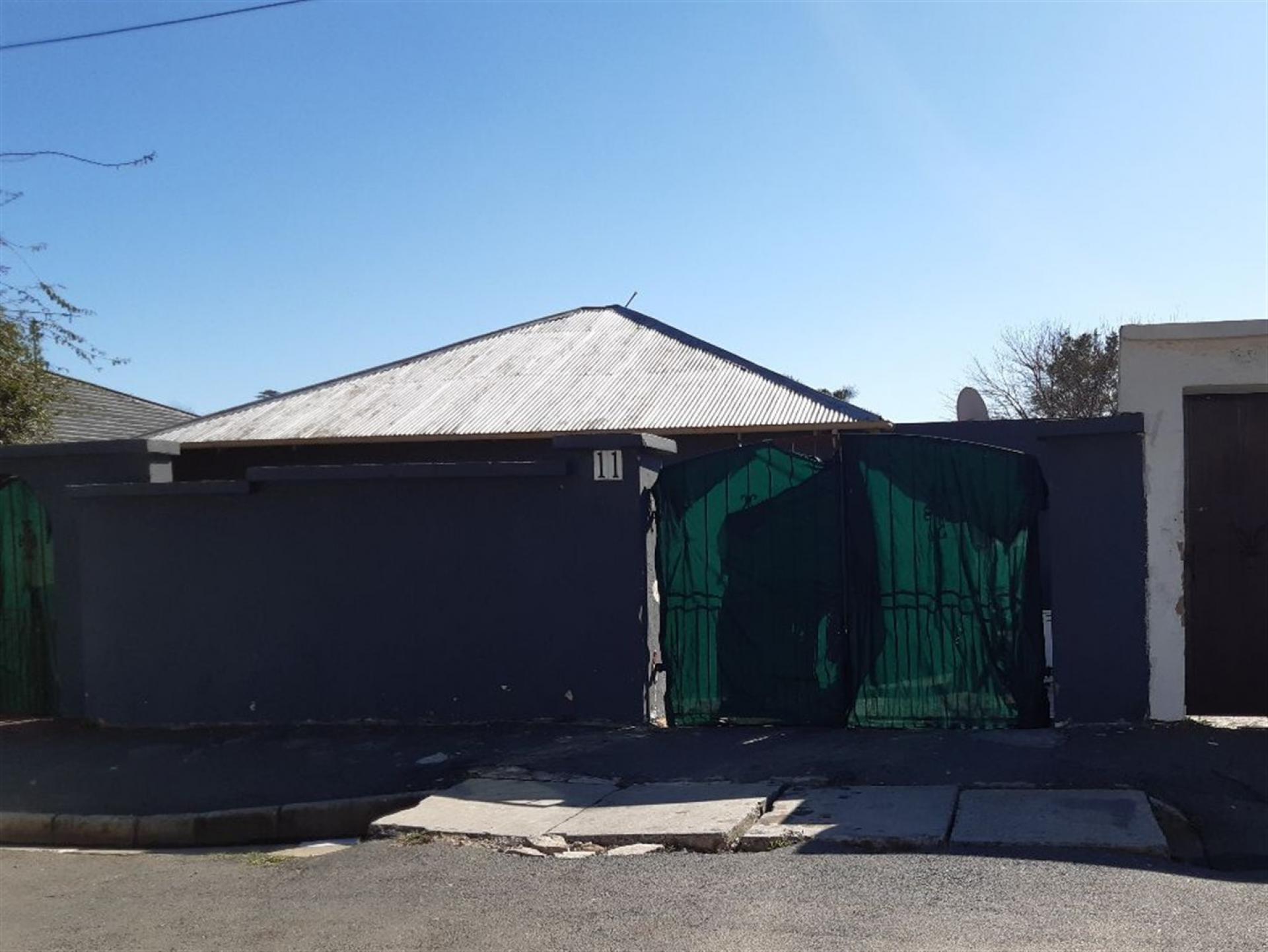 Front View of property in Orange Grove