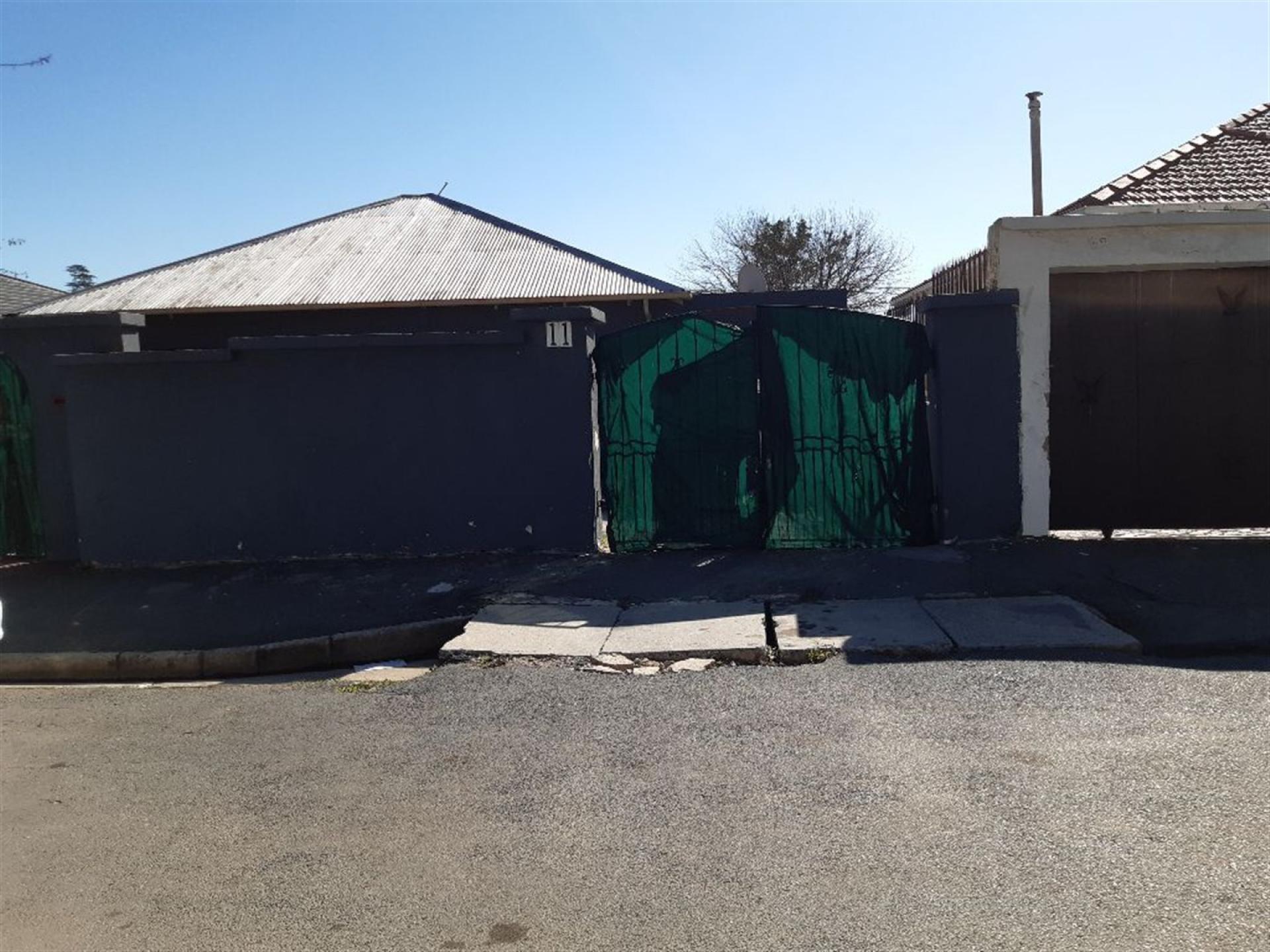 Front View of property in Orange Grove