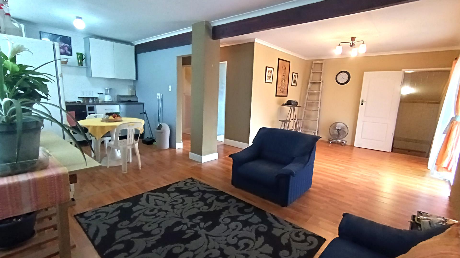 Lounges - 32 square meters of property in Lansdowne