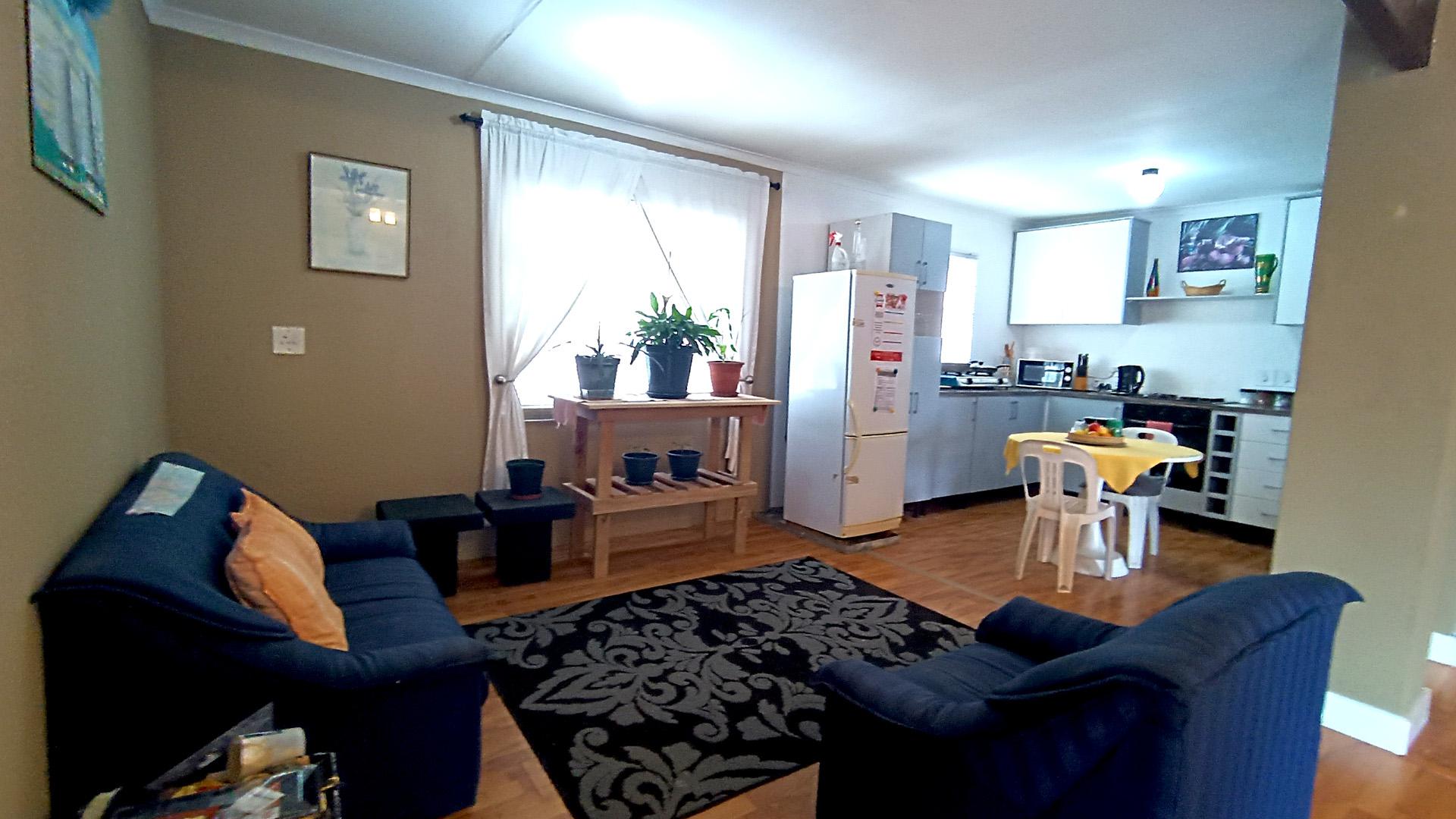 Lounges - 32 square meters of property in Lansdowne