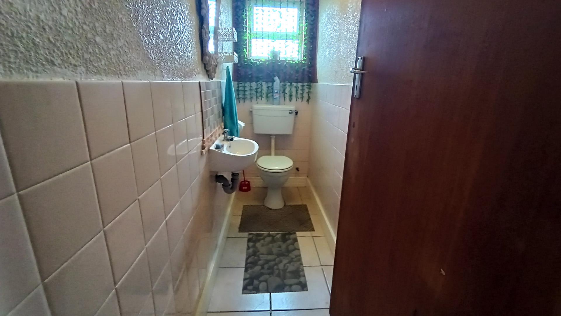 Guest Toilet - 3 square meters of property in Lansdowne