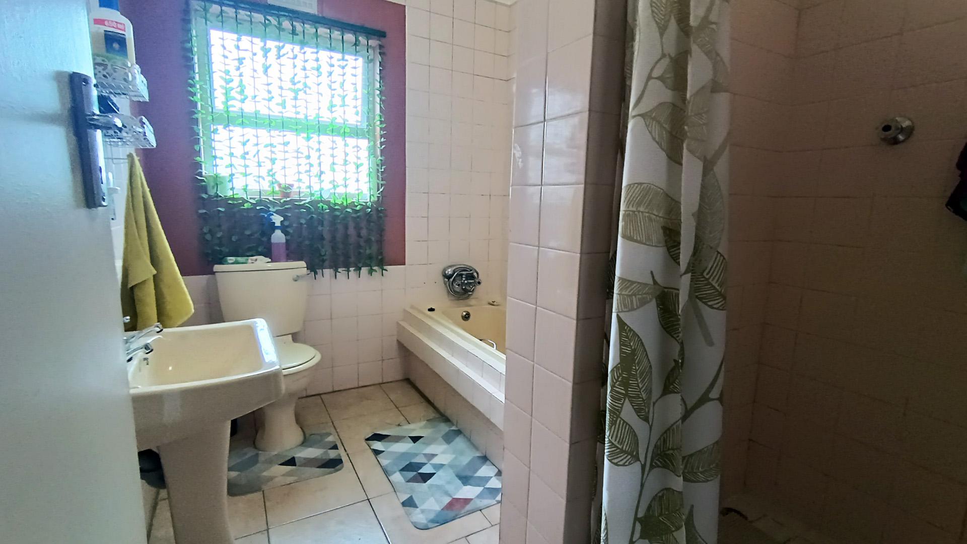 Bathroom 2 - 7 square meters of property in Lansdowne