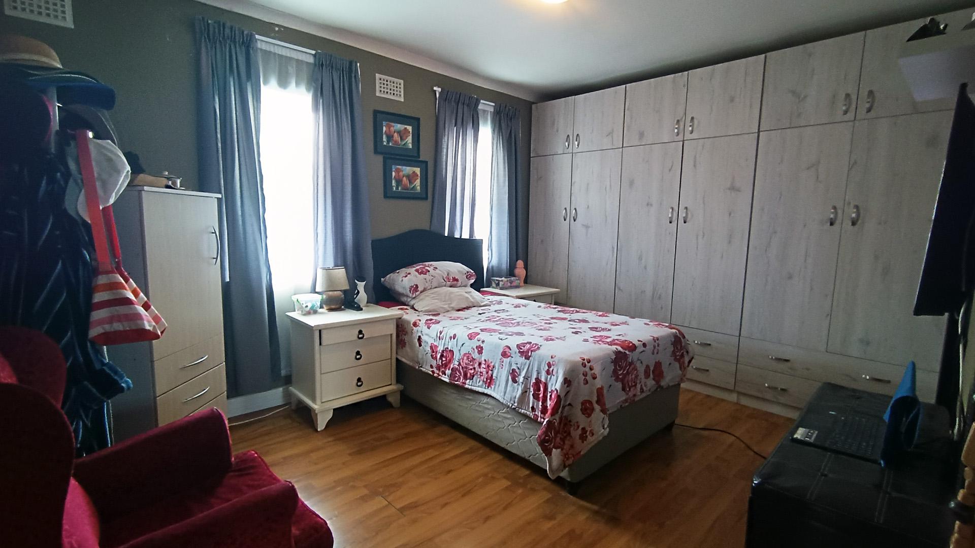 Bed Room 4 - 17 square meters of property in Lansdowne