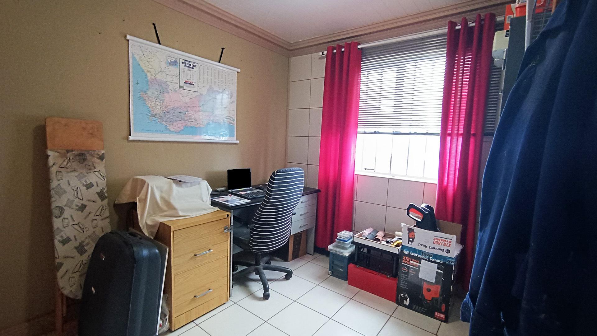 Bed Room 3 - 12 square meters of property in Lansdowne