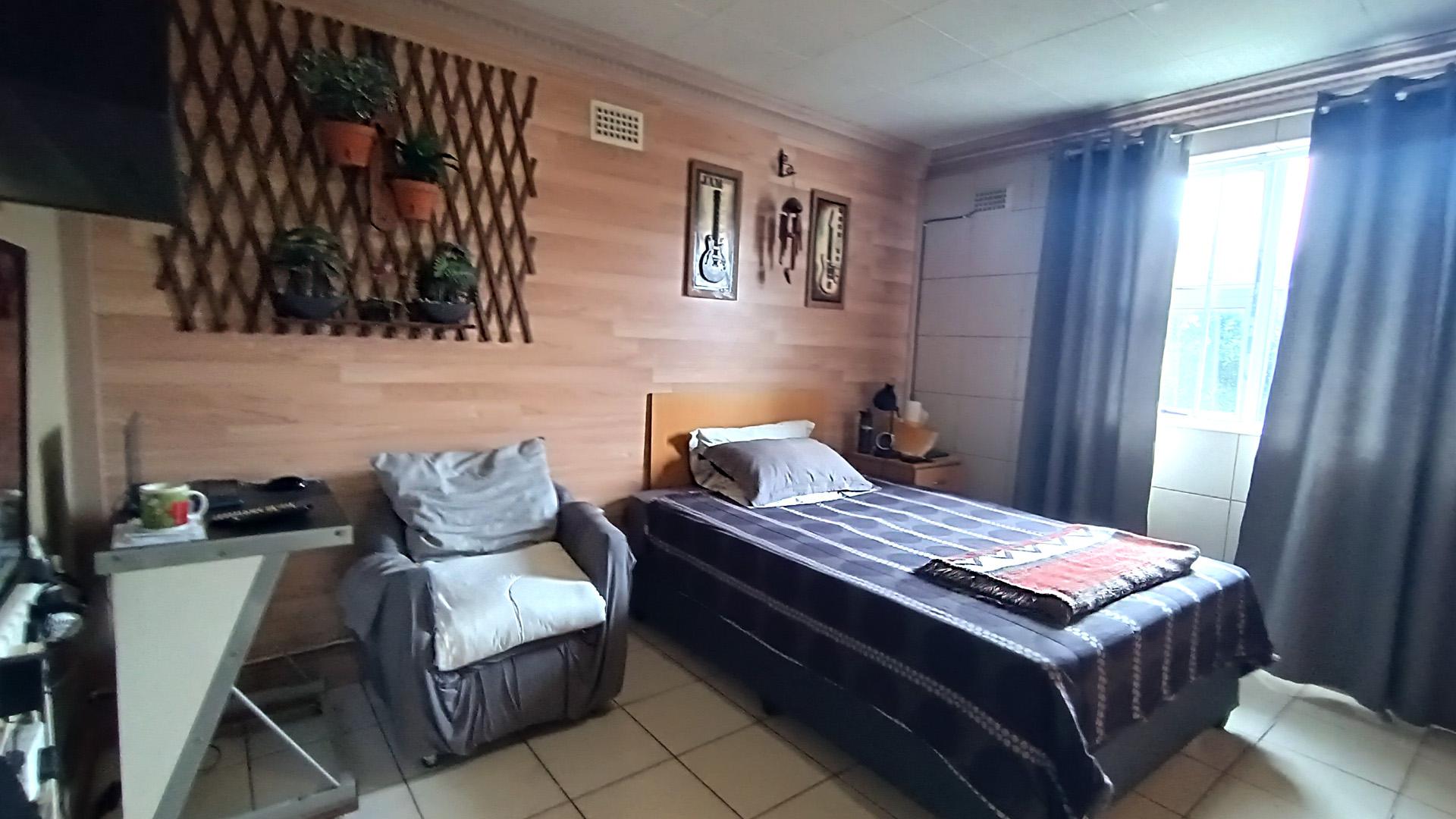 Bed Room 2 - 16 square meters of property in Lansdowne