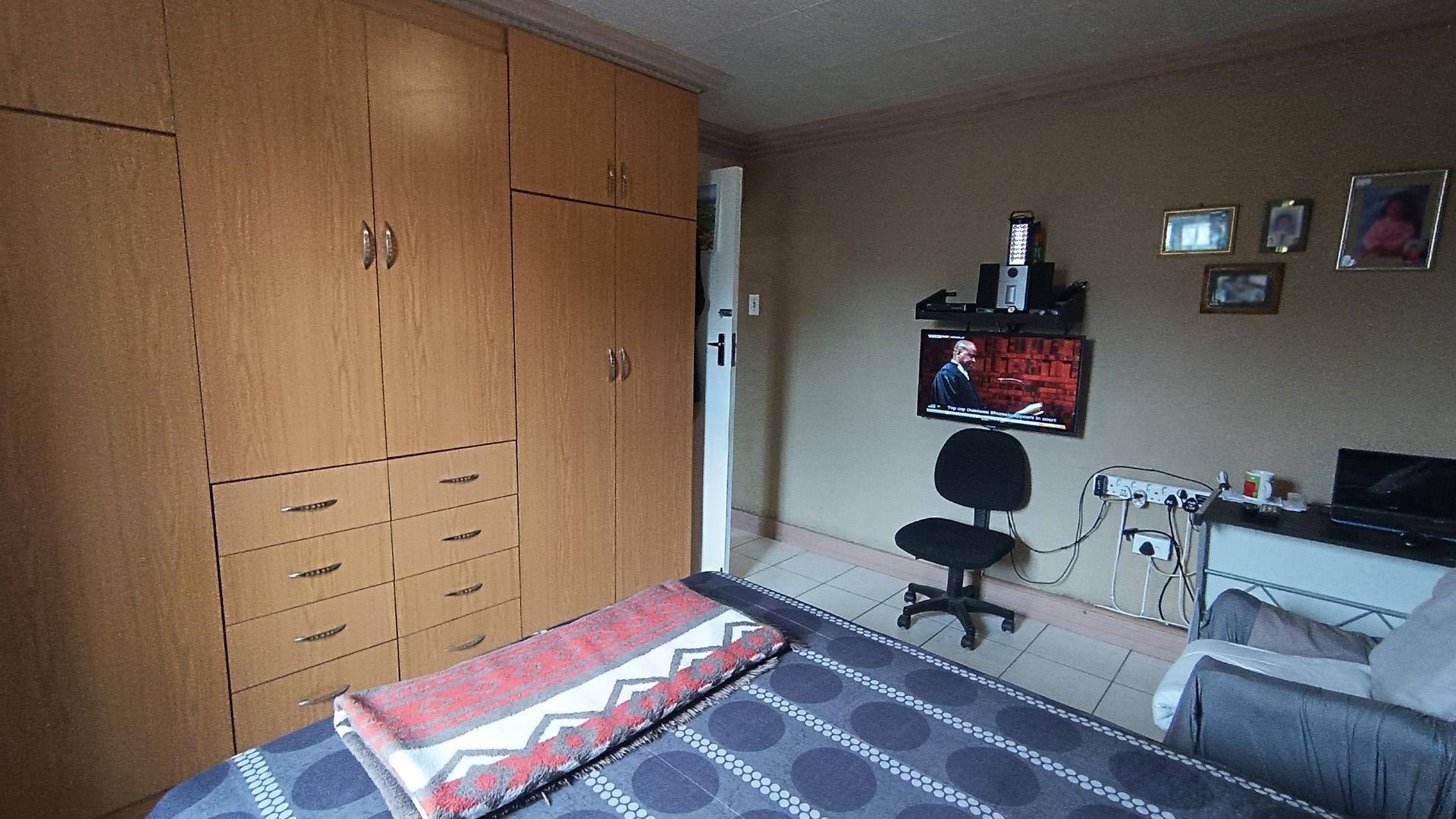 Bed Room 2 - 16 square meters of property in Lansdowne