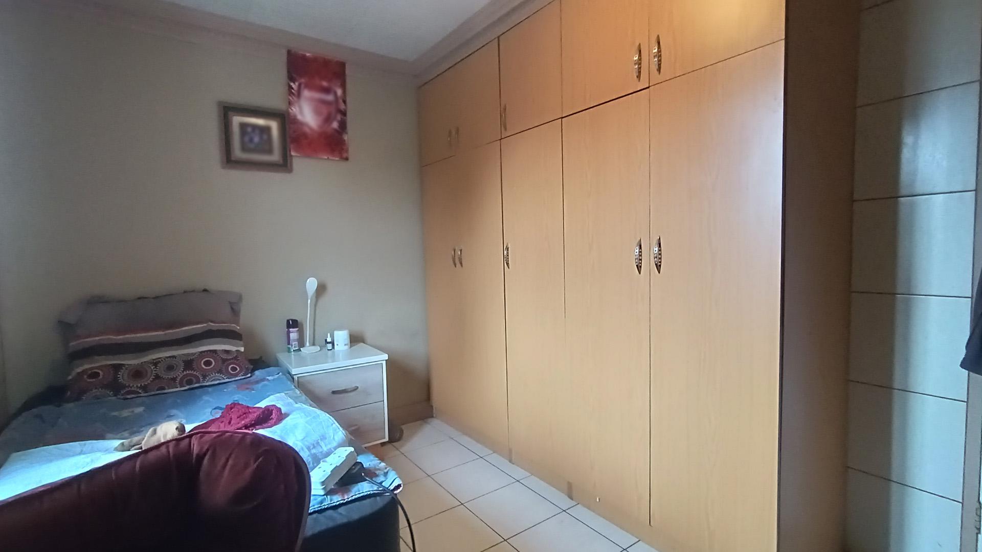 Bed Room 1 - 13 square meters of property in Lansdowne