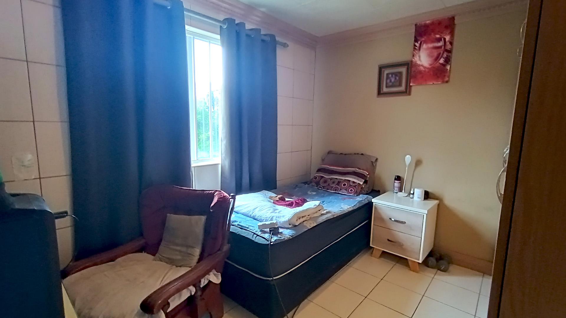 Bed Room 1 - 13 square meters of property in Lansdowne