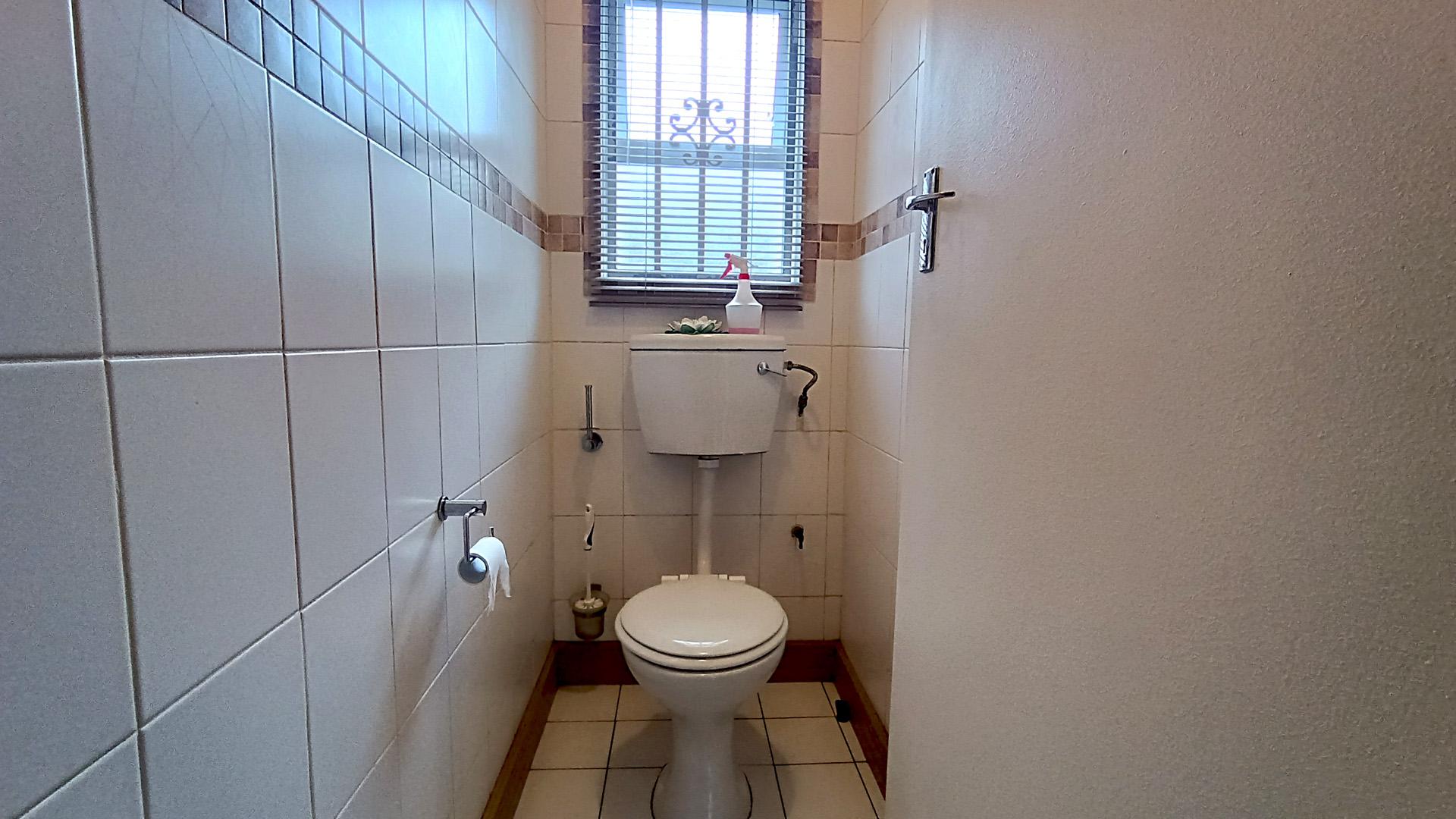 Bathroom 1 - 8 square meters of property in Lansdowne