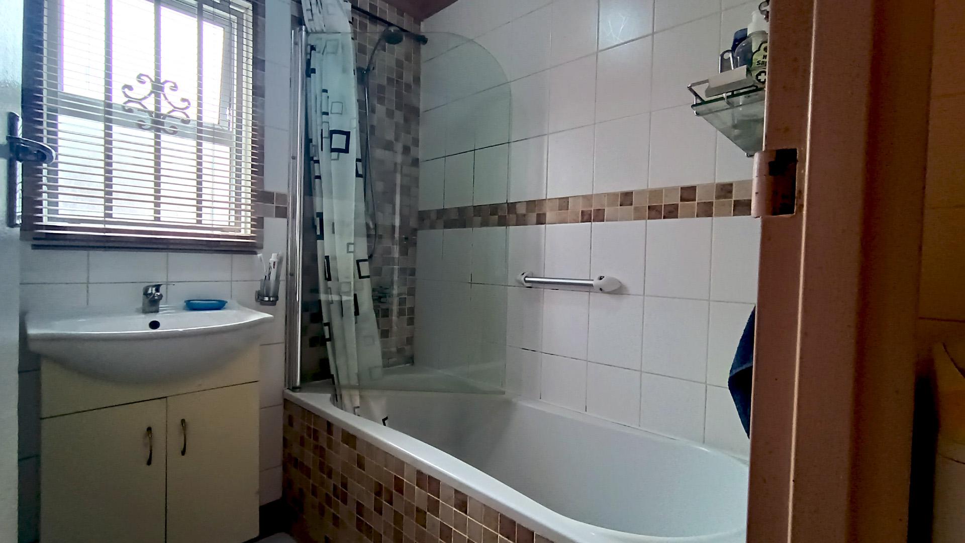 Bathroom 1 - 8 square meters of property in Lansdowne