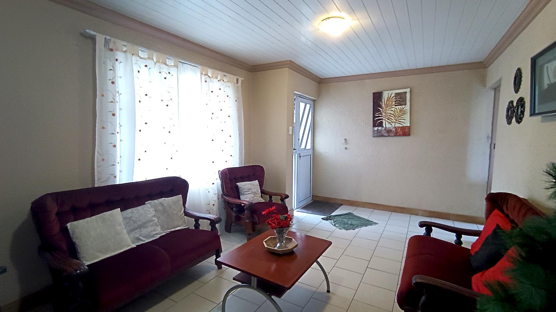 Lounges - 32 square meters of property in Lansdowne