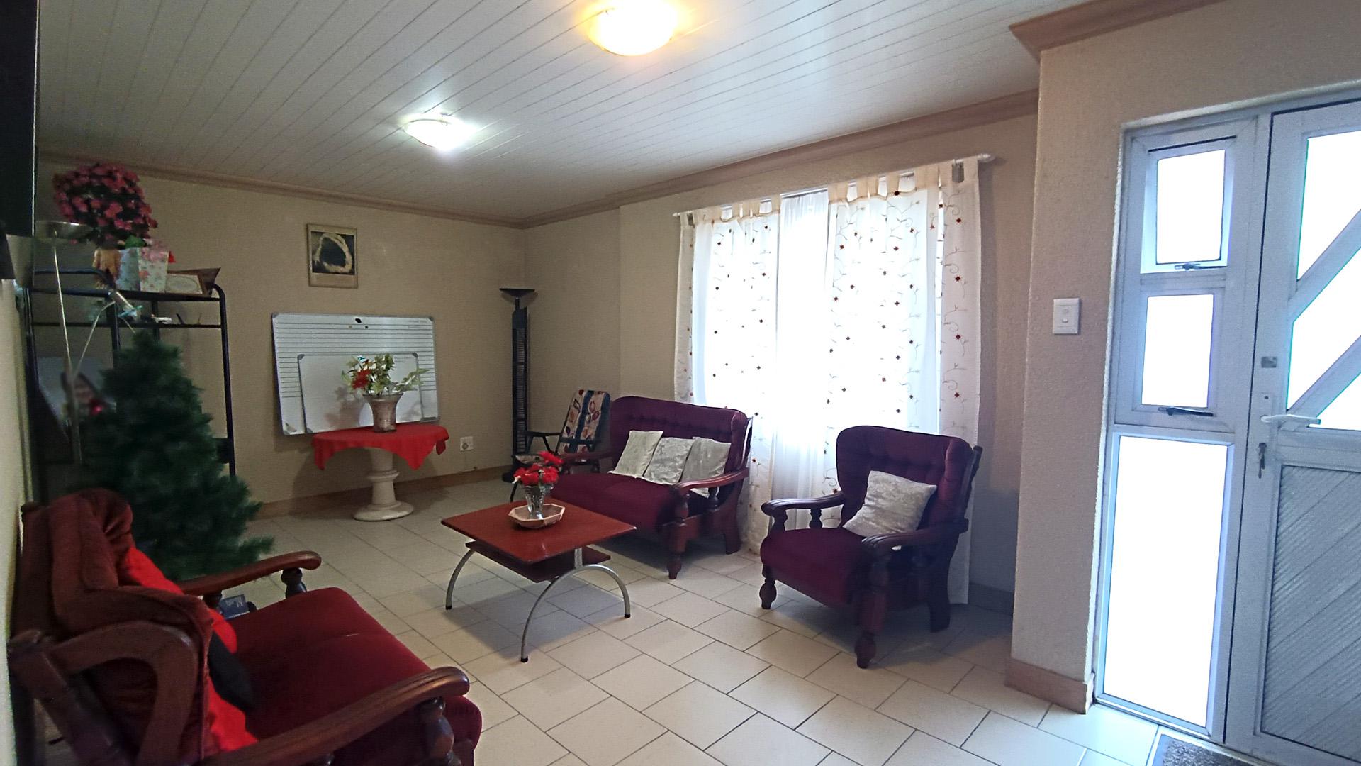 Lounges - 32 square meters of property in Lansdowne