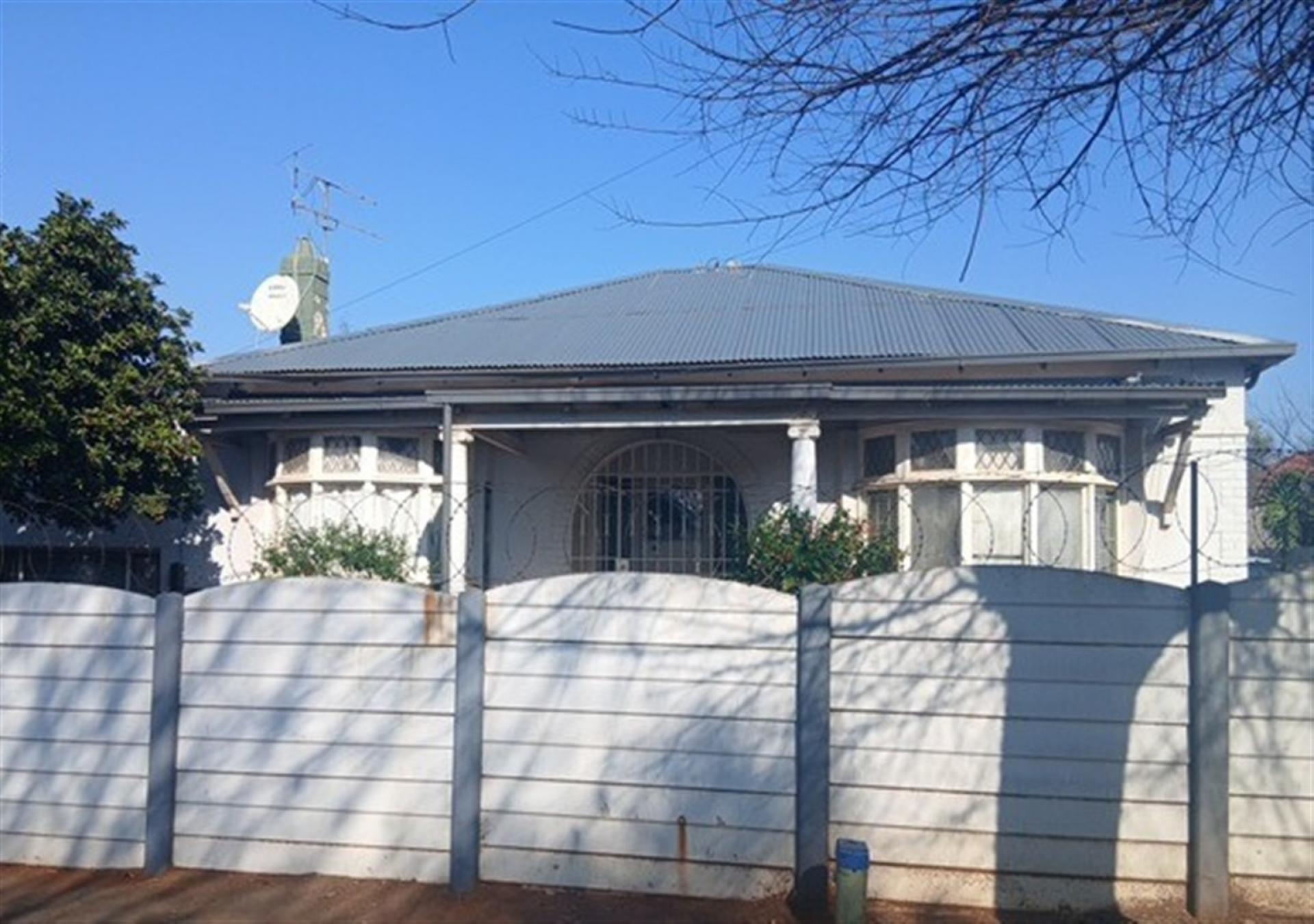 Front View of property in Primrose