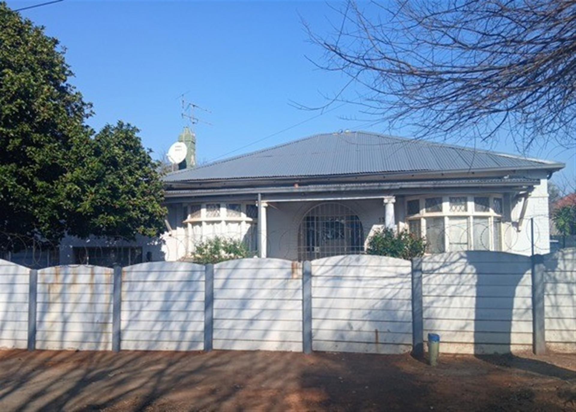 Front View of property in Primrose