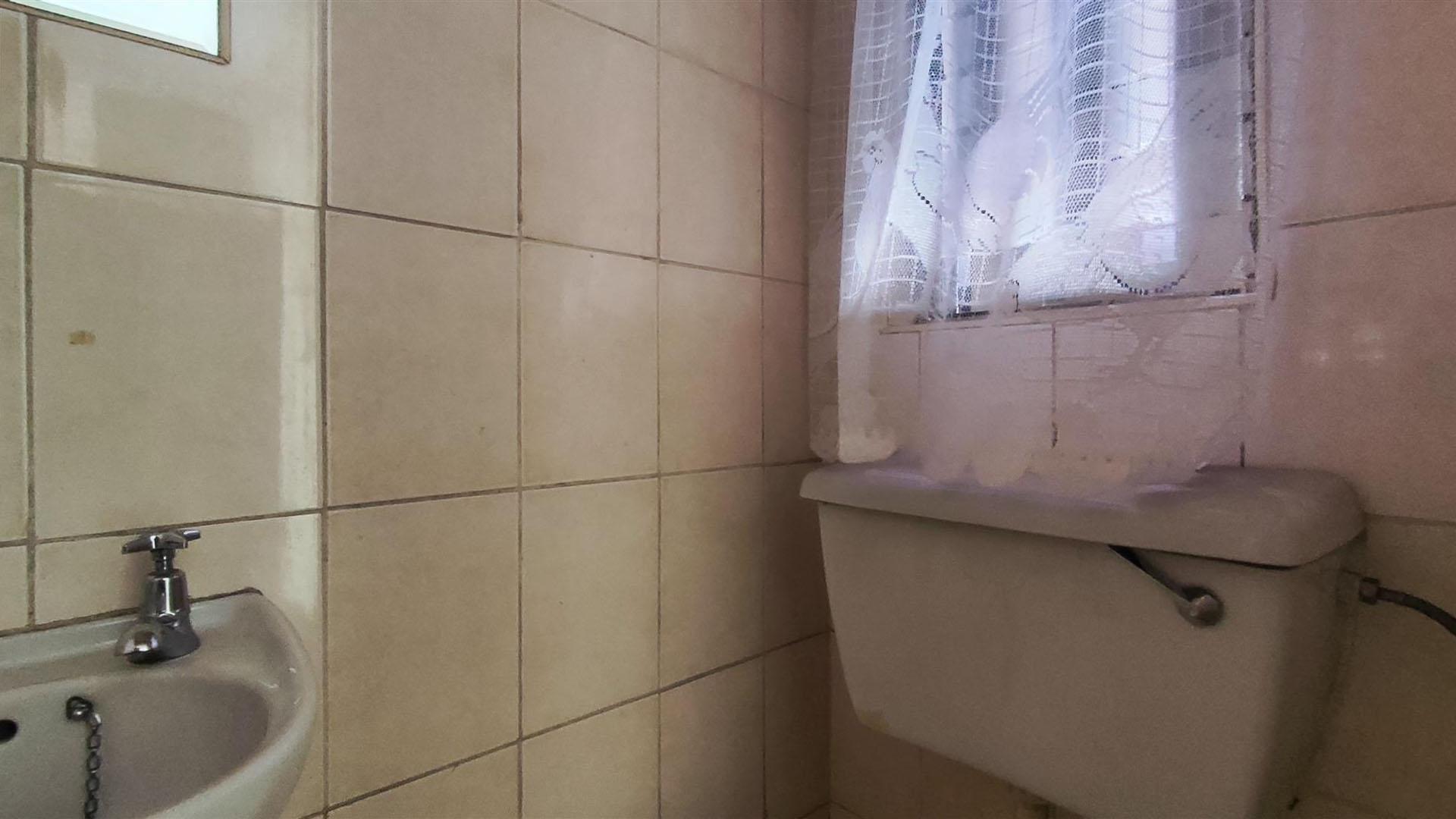 Guest Toilet - 1 square meters of property in Benoni