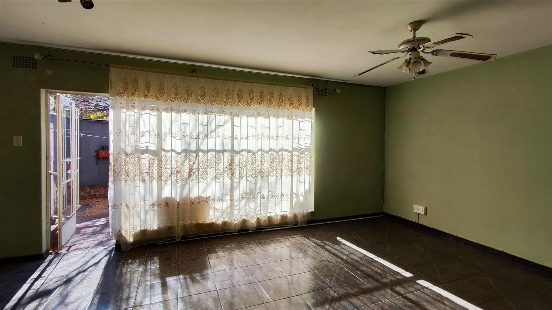 Lounges - 26 square meters of property in Benoni