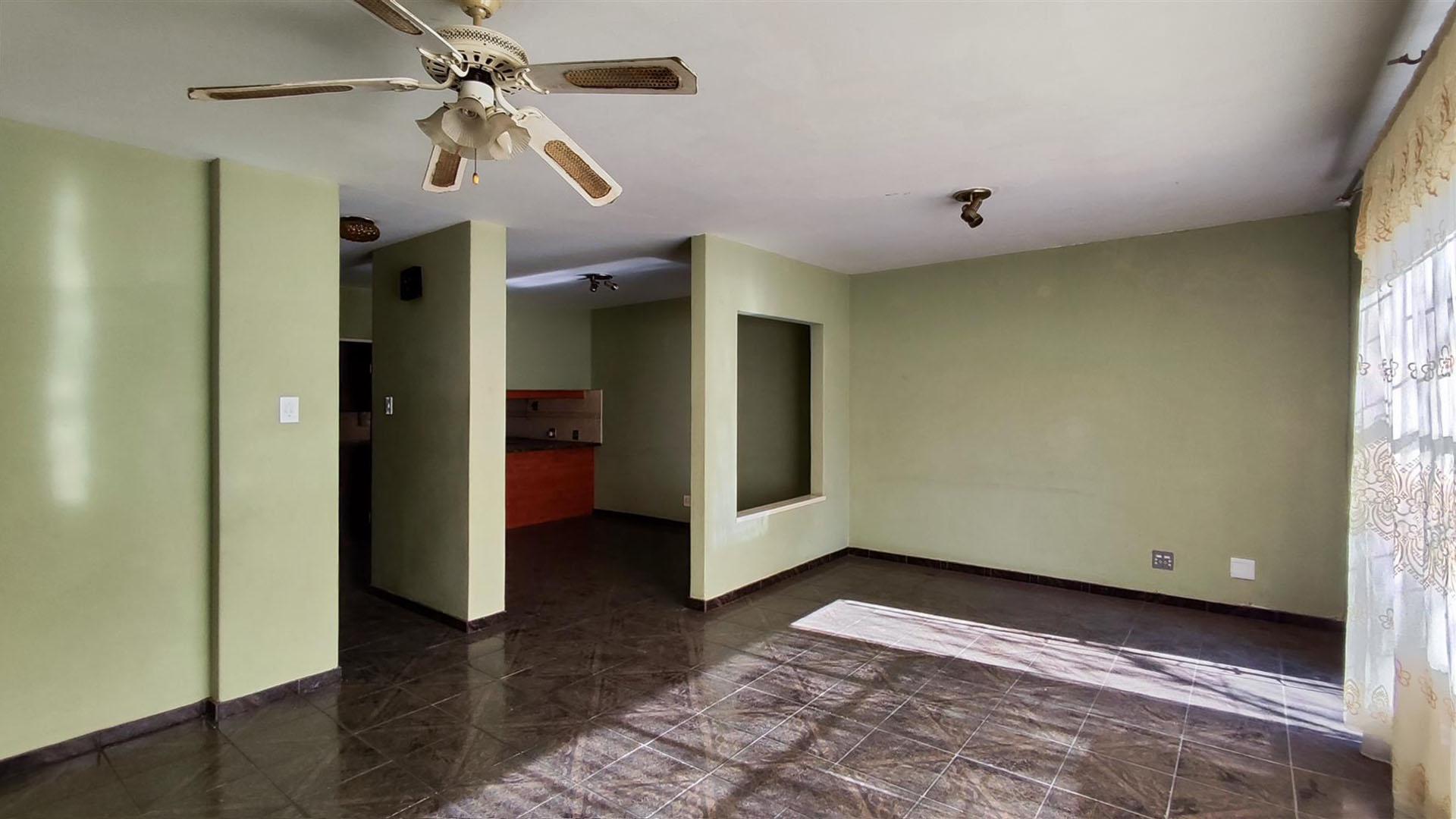 Lounges - 26 square meters of property in Benoni