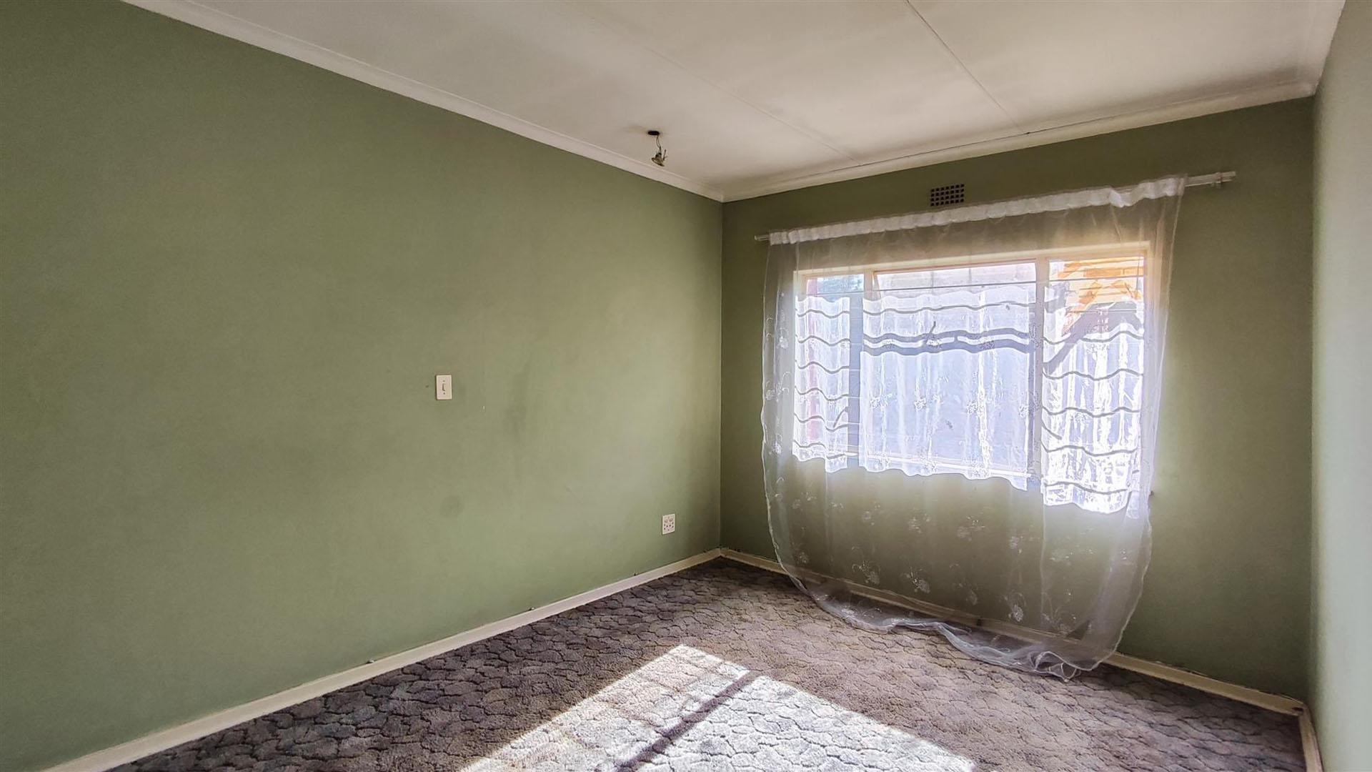 Main Bedroom - 22 square meters of property in Benoni