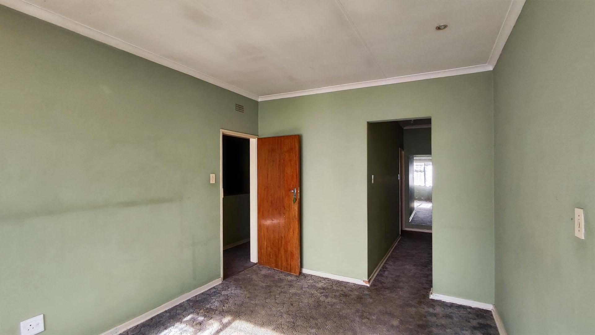 Main Bedroom - 22 square meters of property in Benoni