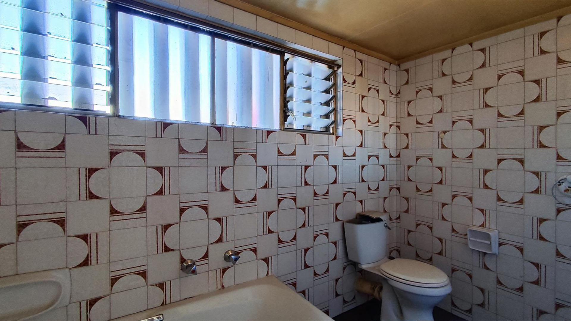 Main Bathroom - 7 square meters of property in Benoni