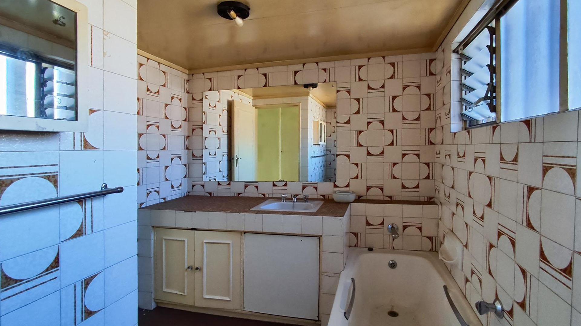 Main Bathroom - 7 square meters of property in Benoni