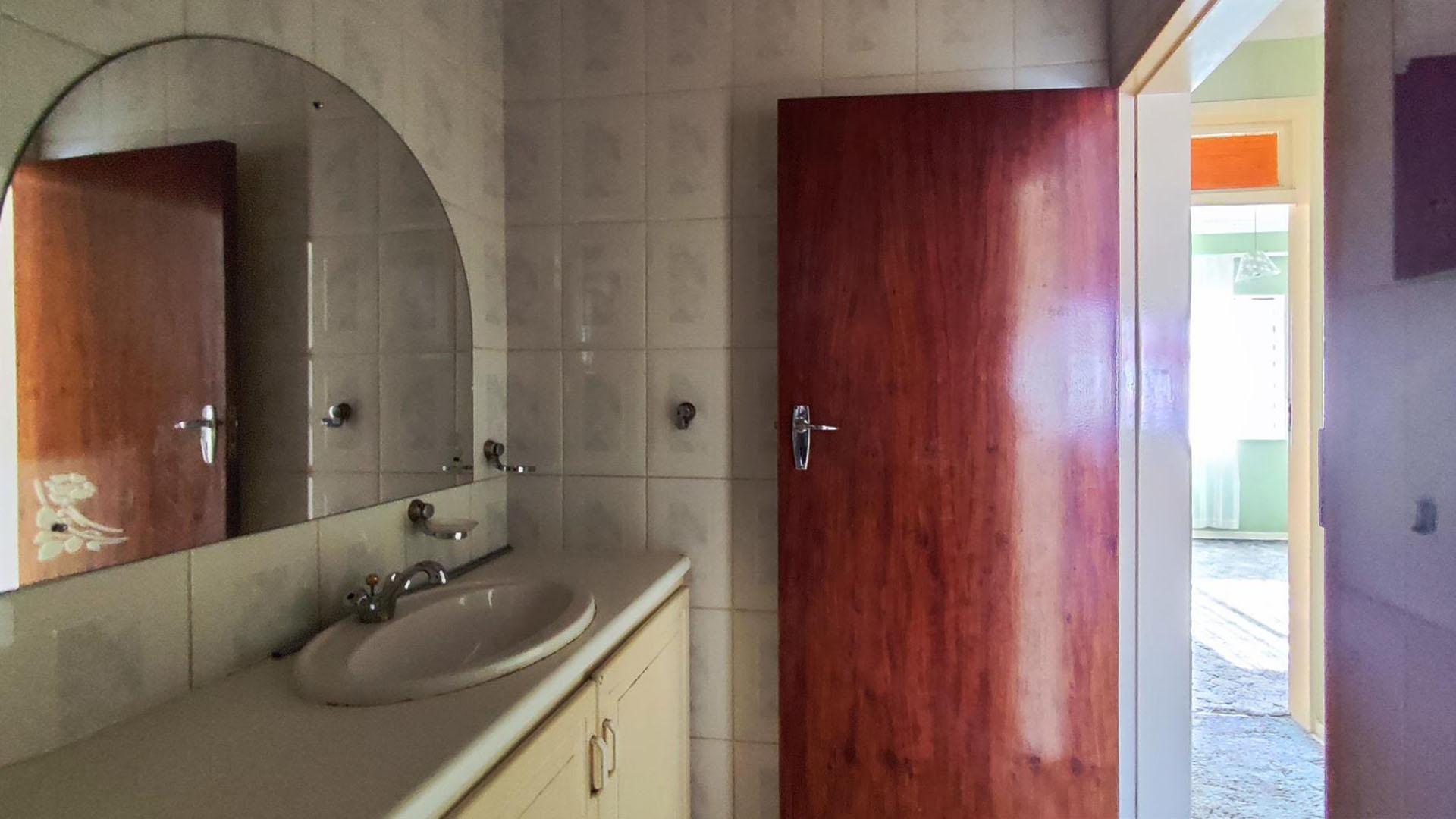 Bathroom 1 - 6 square meters of property in Benoni