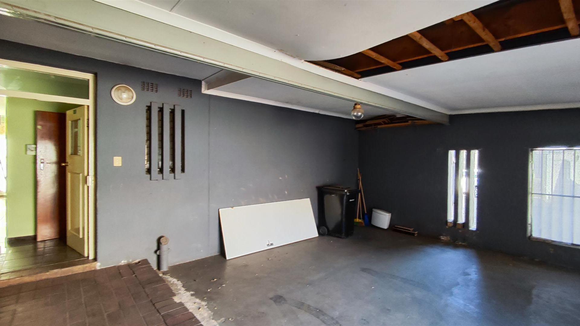 Garage - 30 square meters of property in Benoni