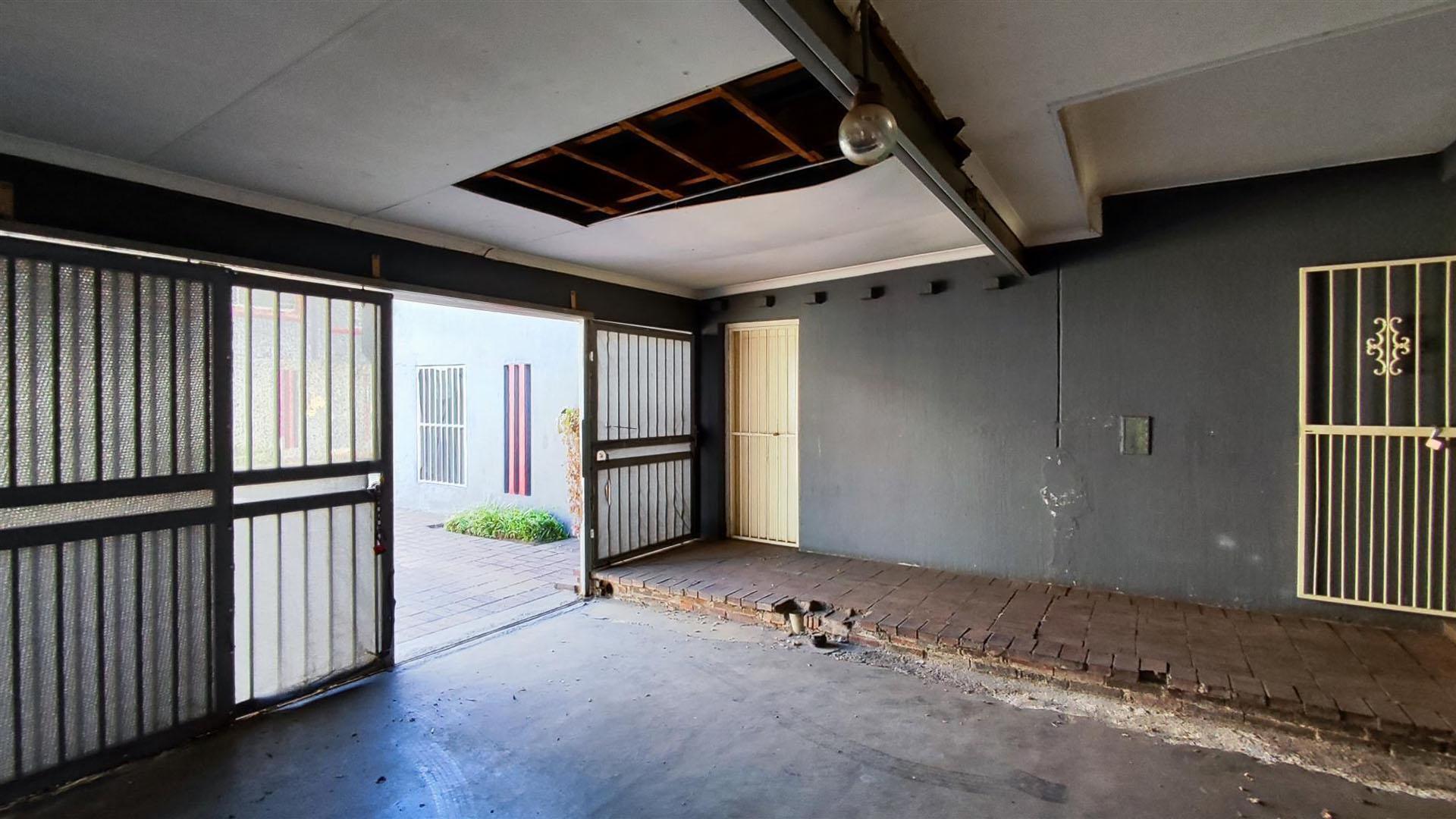 Garage - 30 square meters of property in Benoni