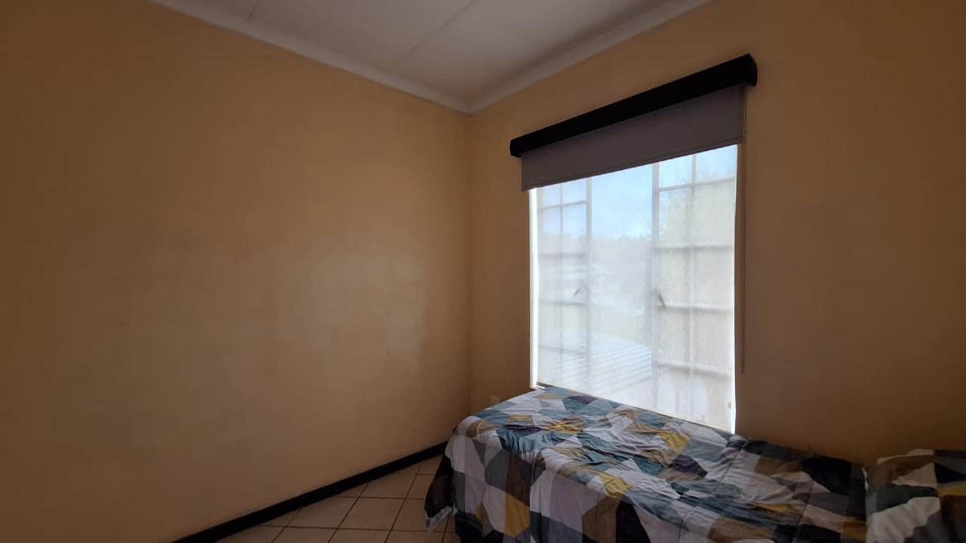 Bed Room 1 - 13 square meters of property in Honey Park