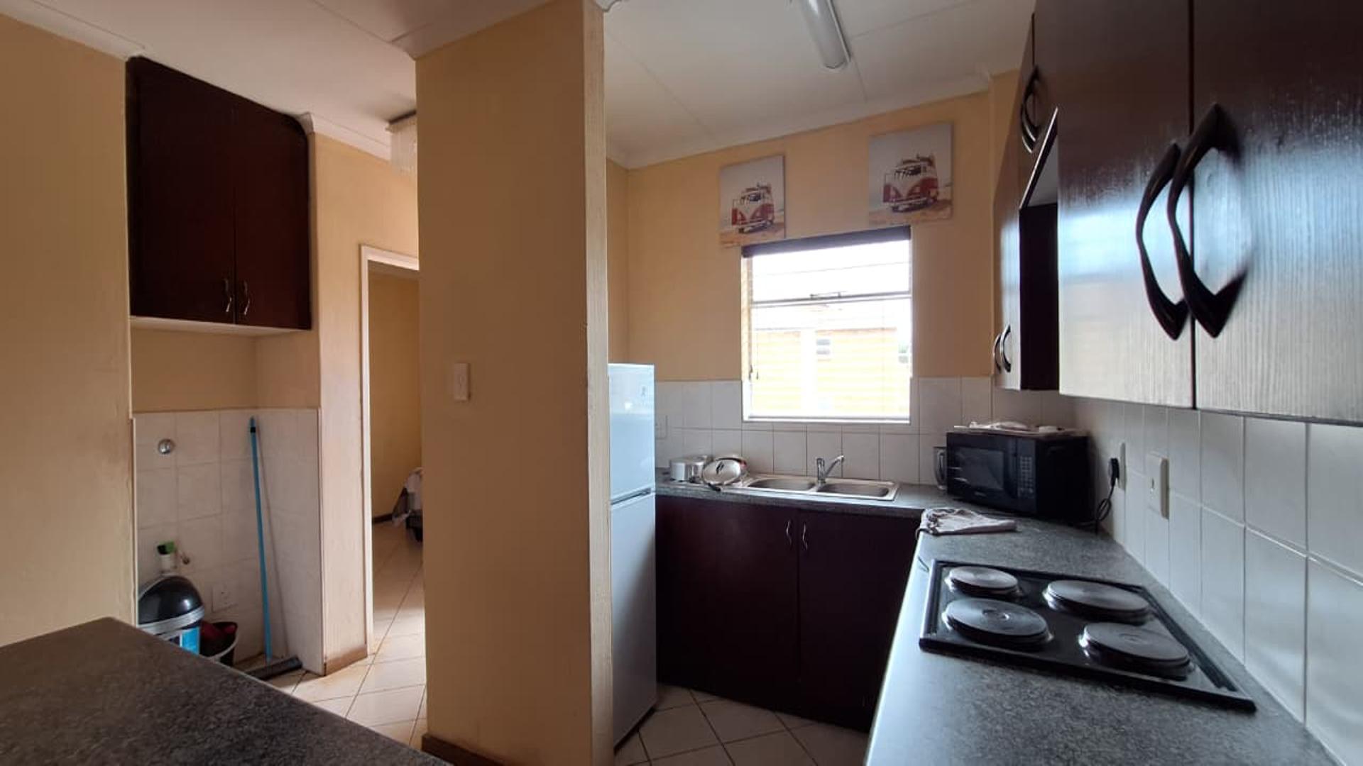 Kitchen - 9 square meters of property in Honey Park