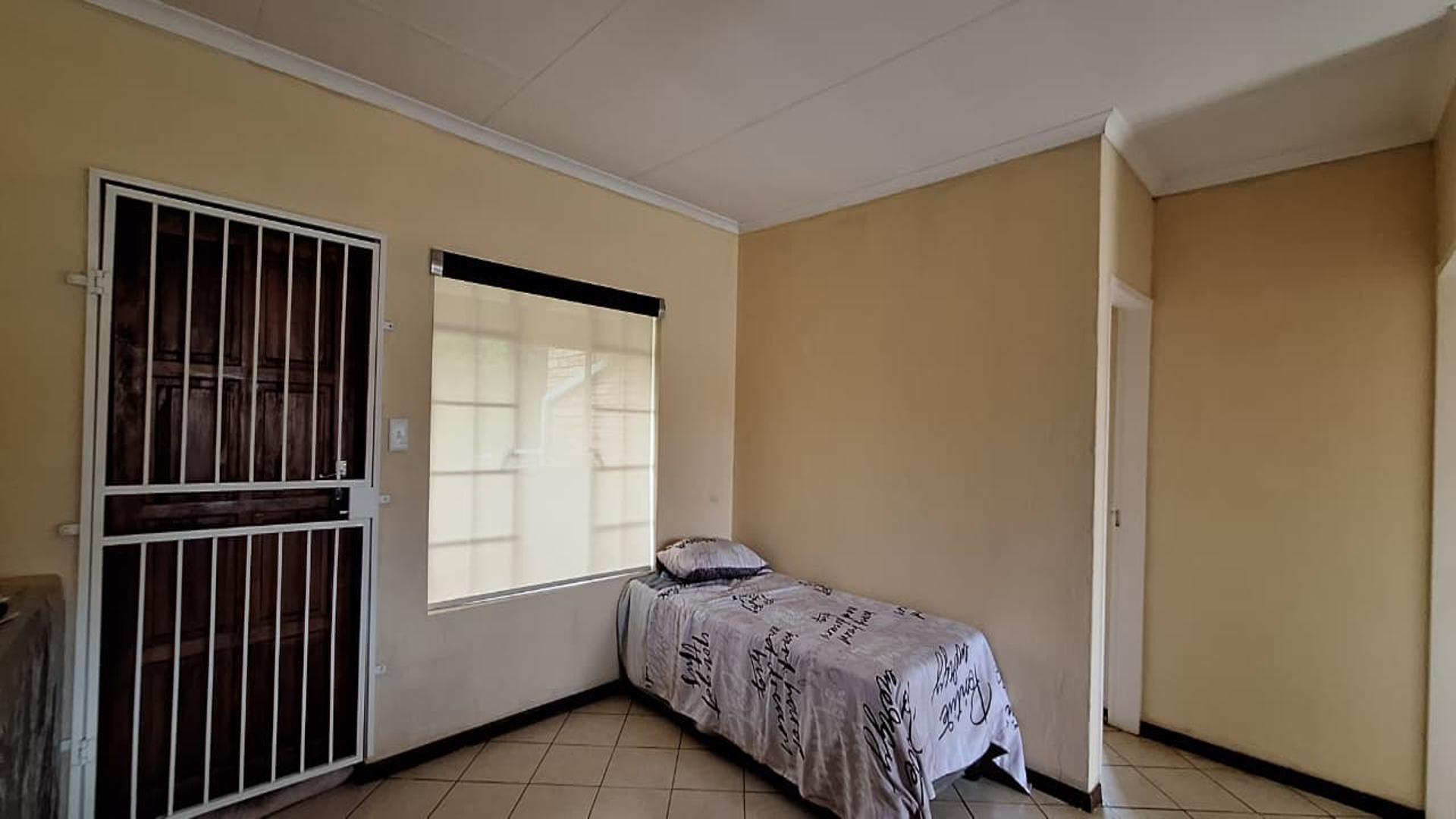 Lounges - 15 square meters of property in Honey Park