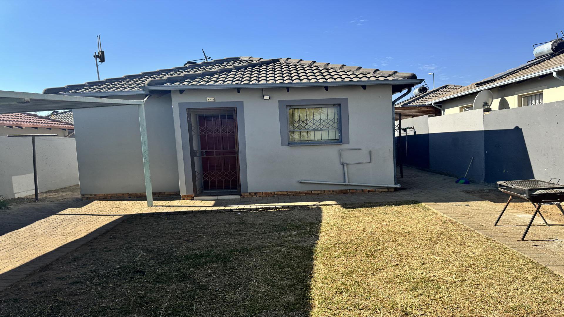Front View of property in Riverside View