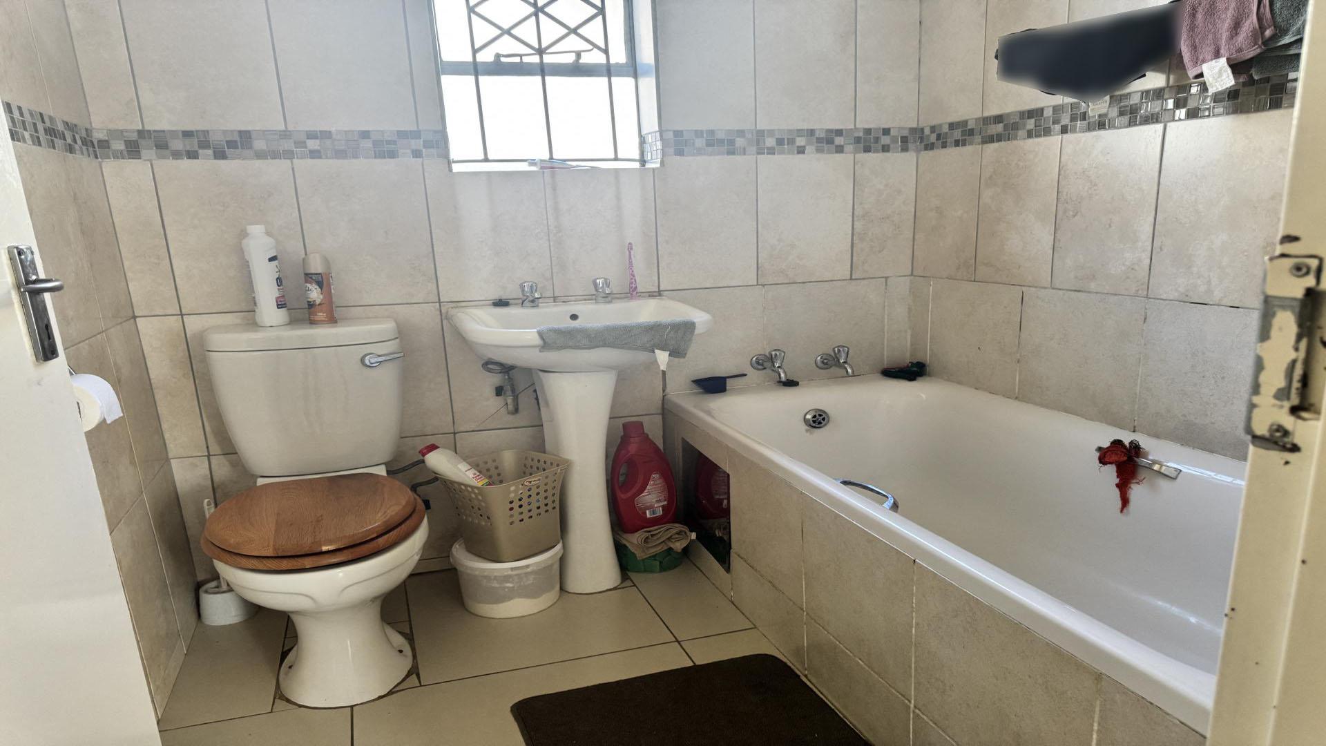 Bathroom 1 of property in Riverside View