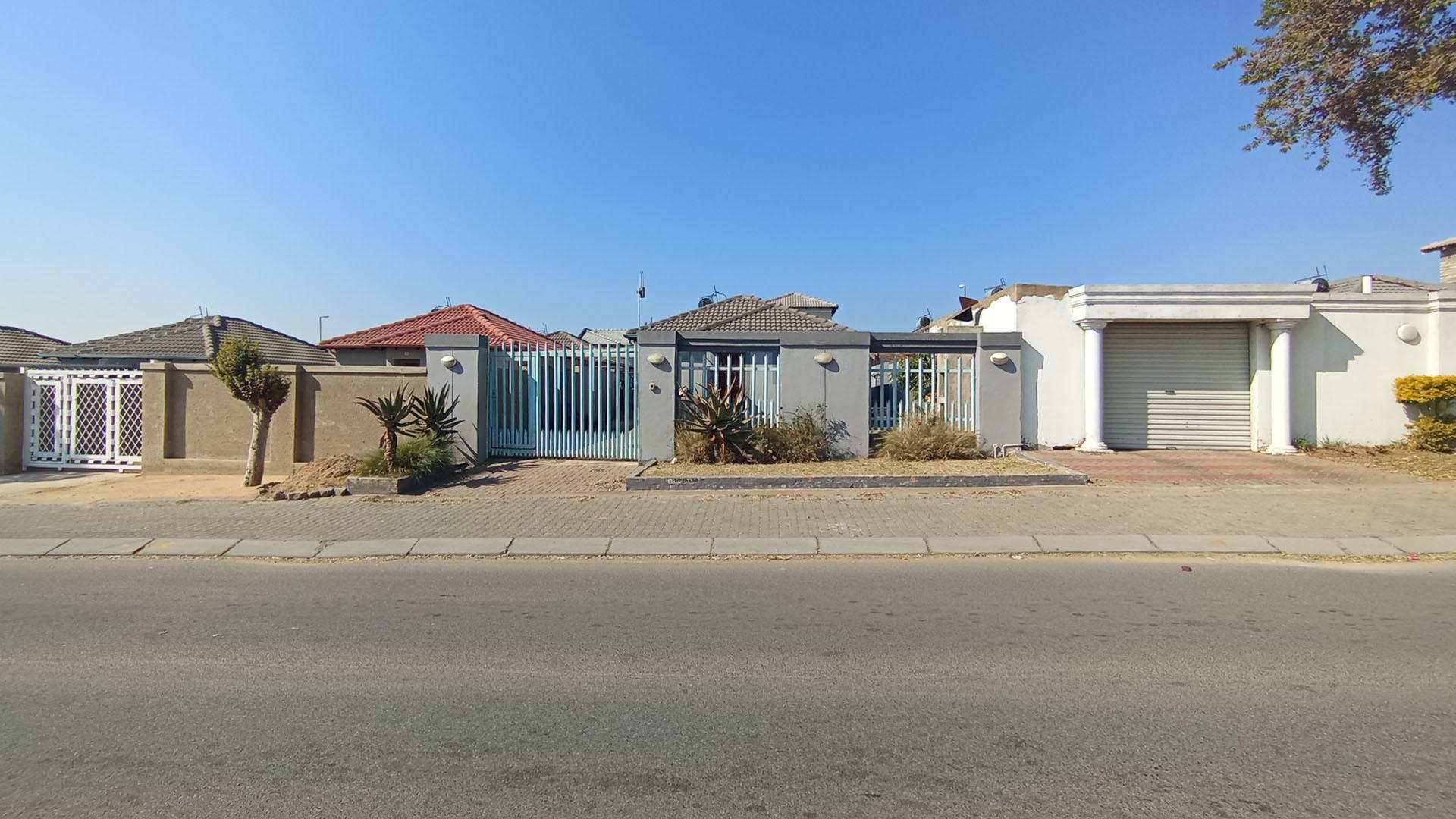 Front View of property in Riverside View