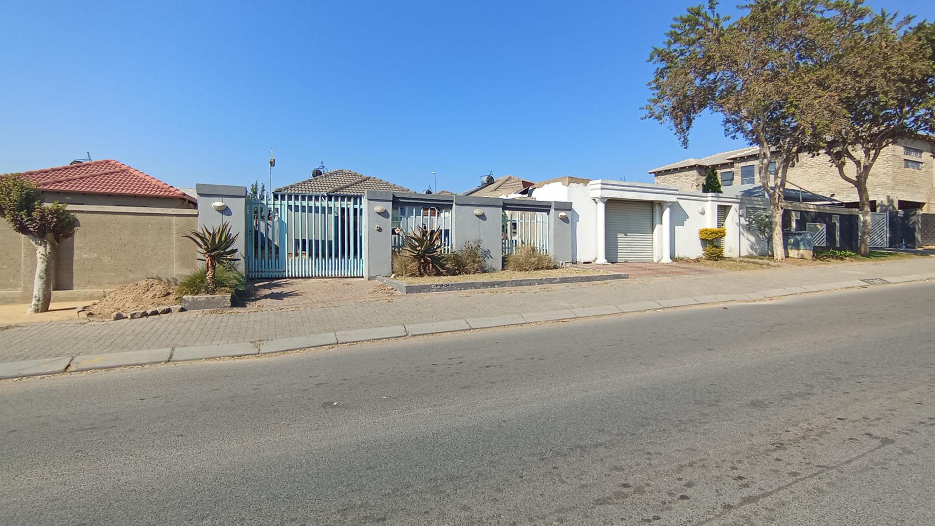 Front View of property in Riverside View