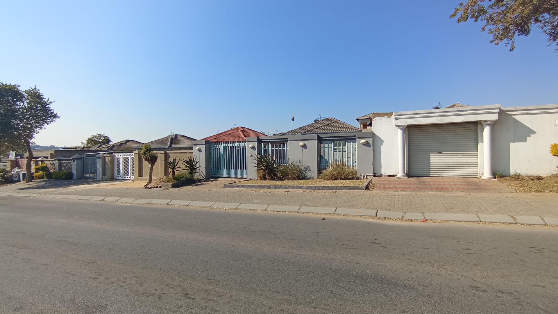 Front View of property in Riverside View