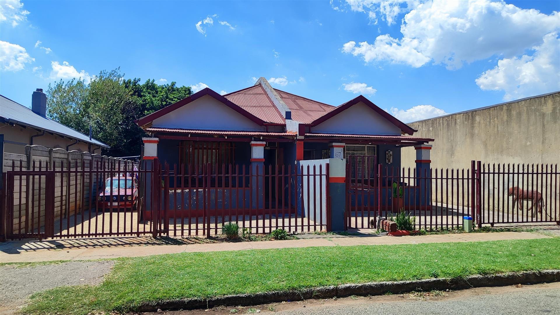 Front View of property in Geduld