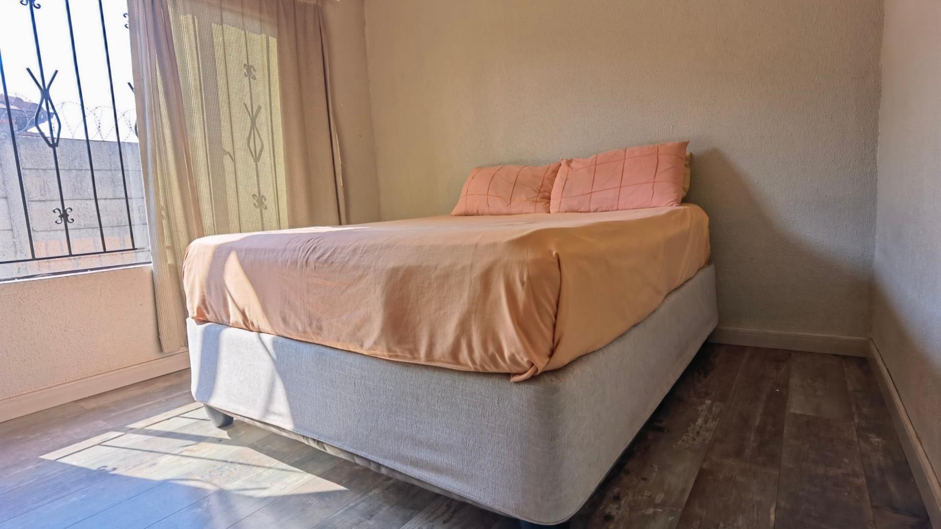 Bed Room 1 of property in Lotus Gardens