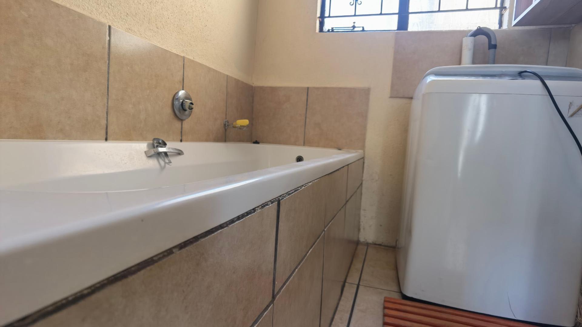 Bathroom 1 of property in Lotus Gardens