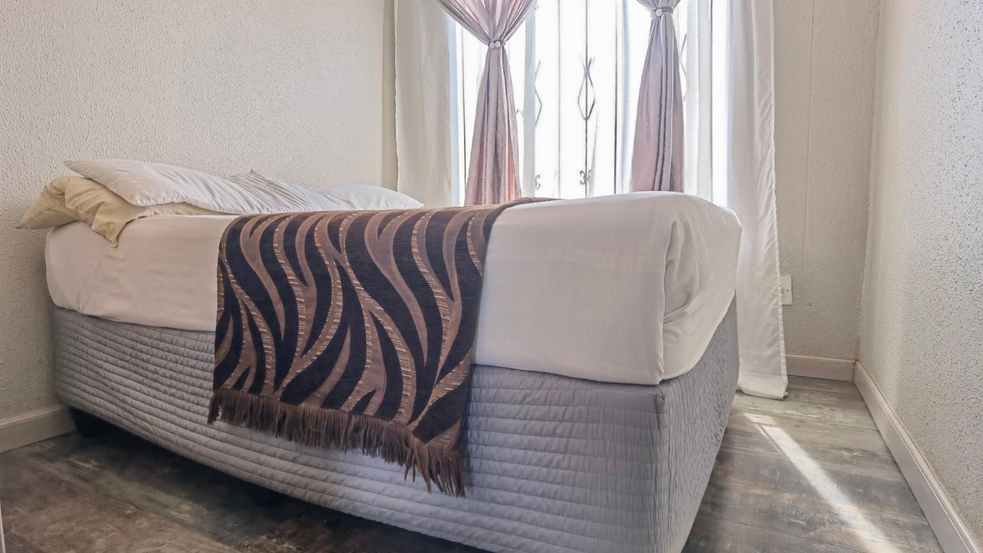 Bed Room 2 of property in Lotus Gardens