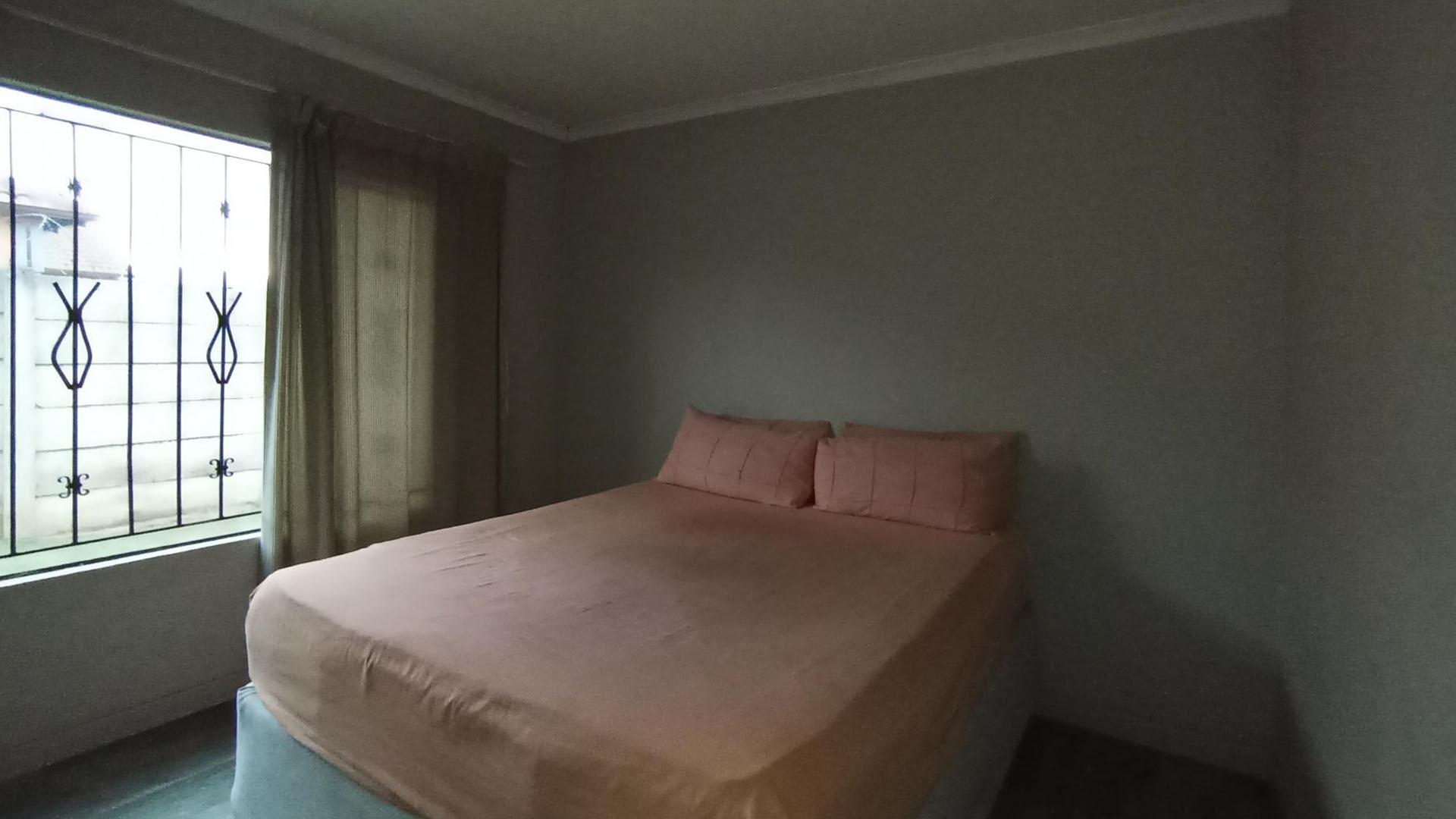 Bed Room 2 - 12 square meters of property in Lotus Gardens